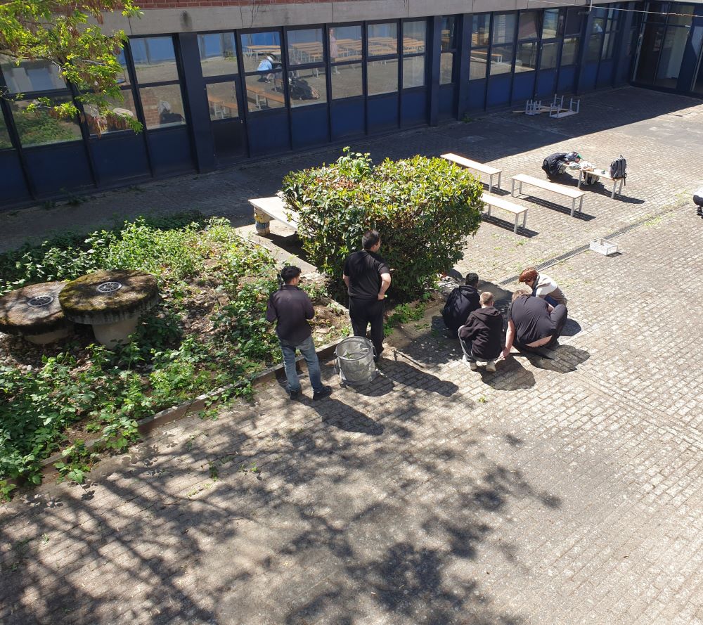 Innenhof Schuler bei der Arbeit Web