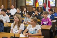 Oberbürgermeister Sören Link trifft sich im Ratssaal mit einer Schülergruppe des Albert- Einstein-Gymnasiums.
Bild: Ilja Höpping / Stadt Duisburg
